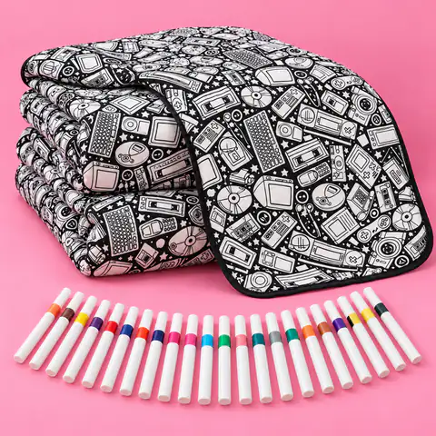 Une couverture à colorier pliée, motif techno rétro, et les 24 feutres disposés en arc-en-ciel sur fond rose